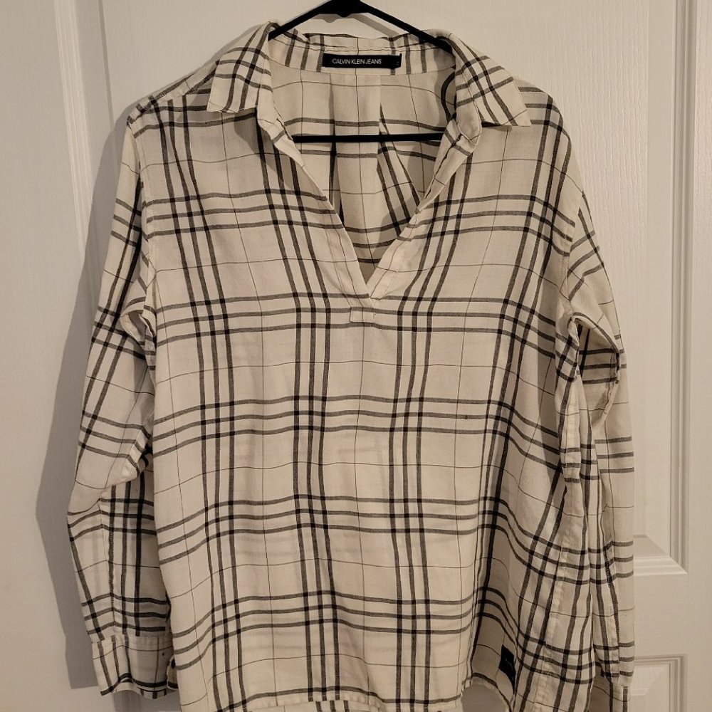 CALVIN KLEIN JEANS B&W Plaid V-Cut Blouse